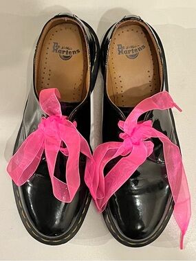 Dr. Martens Black Patent Oxfords with Bright Pink Ribbon Laces Size 8